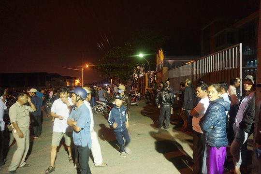 Dân[-]bức[-]xúc[-]bao[-]vây[-]nhà[-]máy[-]thép[-]gây[-]ô[-]nhiễm